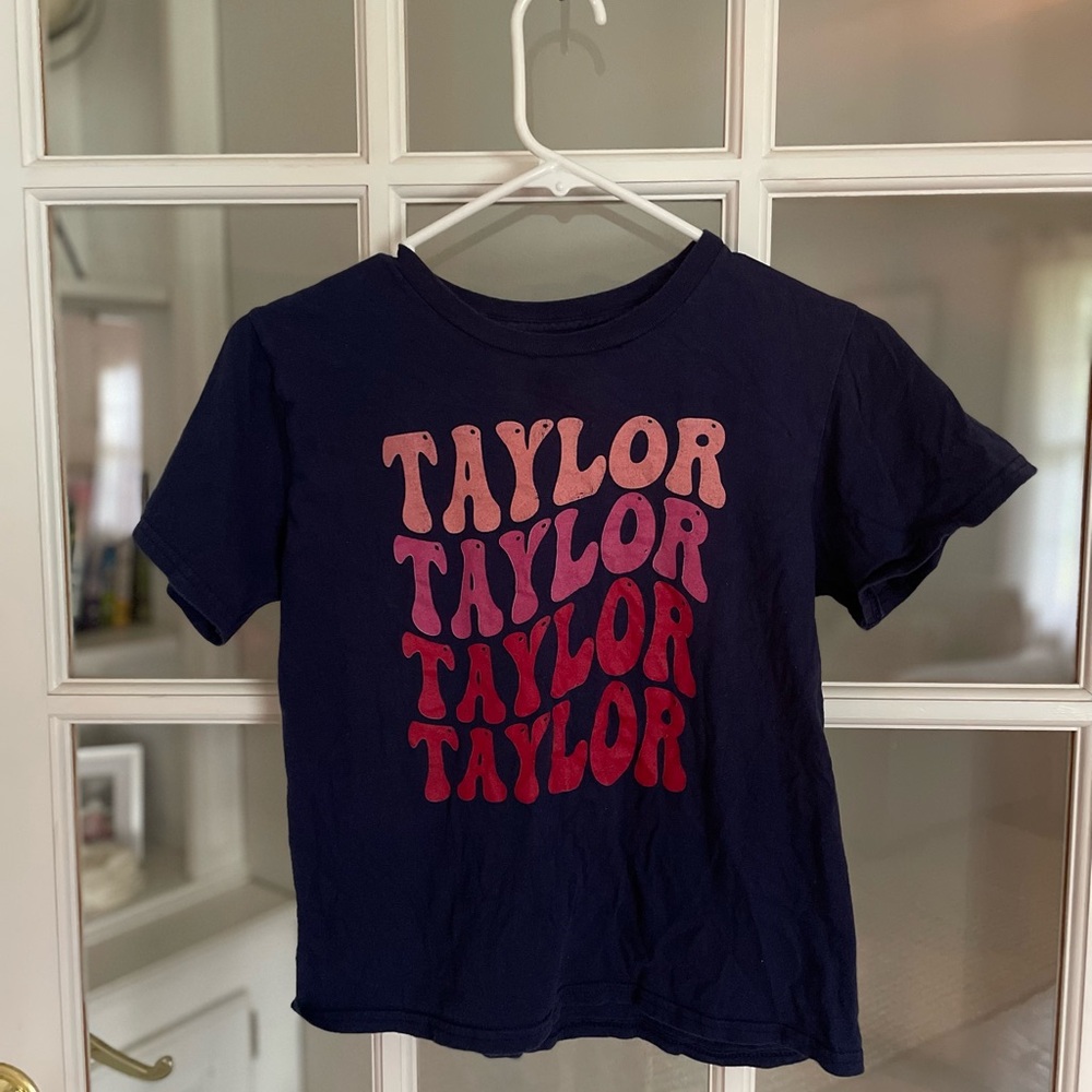 Girls Graphic Shirt Size M Bundle: Taylor Swift and Converse